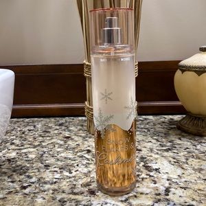 Bath and Body Works Snowflakes and Cashmere Mist